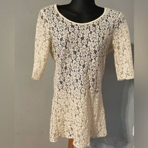 LIKE NEW Women’s size small Buckle white raw edge embroidered floral lace blouse